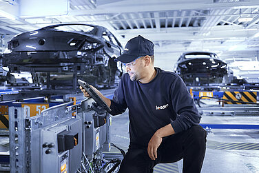 [Translate to Slovak:] A Leadec employee configures an inverter in a production facility.
