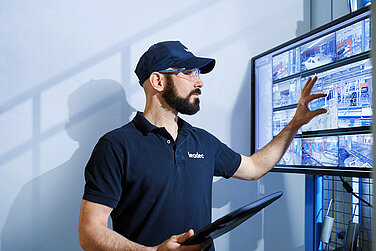 [Translate to Slovak:] A Leadec employee in front of a screen monito 