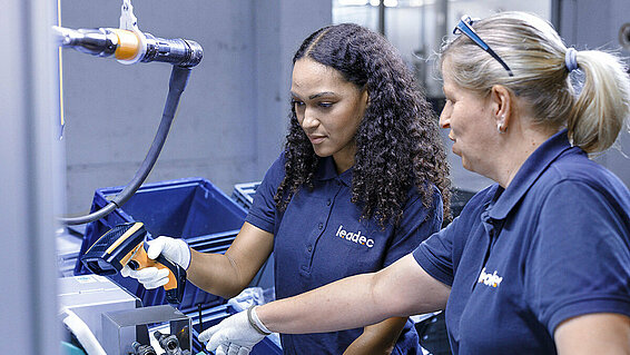 Two Leadec employee during the pre-assembly of components for electric vehicles.