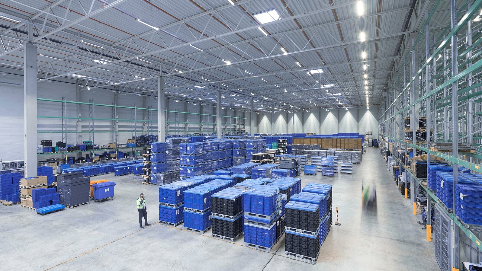 A bird's eye view of a large warehouse with load carriers.